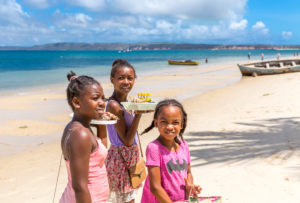Kinder verkaufen Muscheln und Vanilia Essenz an Touristen, Ramena Bucht, Diego Suarez, Antsiranana, Madagaskar, Afrika Kinder verkaufen Muscheln und Vanilia Essenz an Touristen, Ramena Bucht, Diego Suarez, Antsiranana, Madagaskar, Afrika